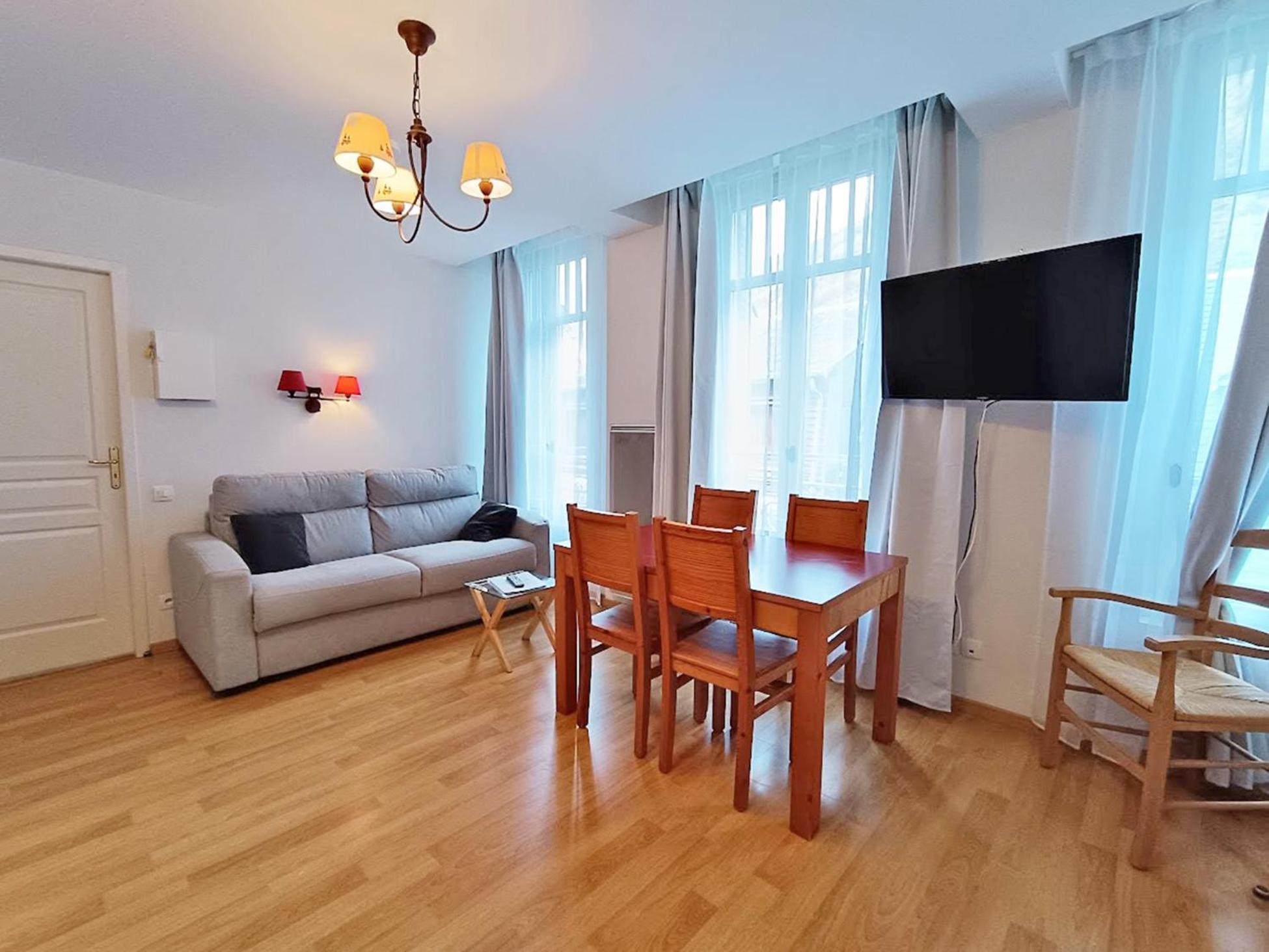 Apartamento Il Etait Une Fois Luchon, T2, Centre Luchon, Wifi, Casier A Skis, Ascenseur, 4 Personnes Bagnères-de-Luchon Exterior foto